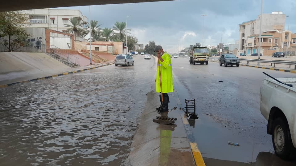 شركة المياه تتعامل مع الاختناقات الناتجة عن الأمطار في طرابلس 