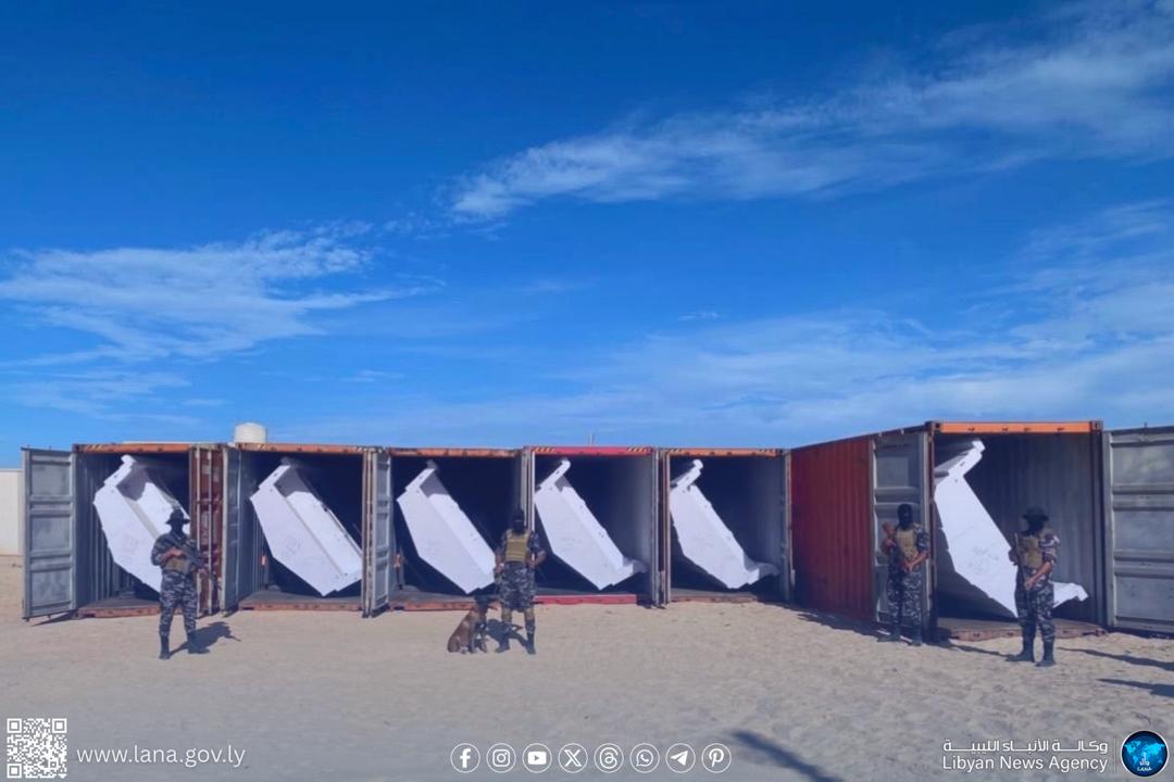 ضبط 59 حاوية قوارب للهجرة غير الشرعية في مصراتة