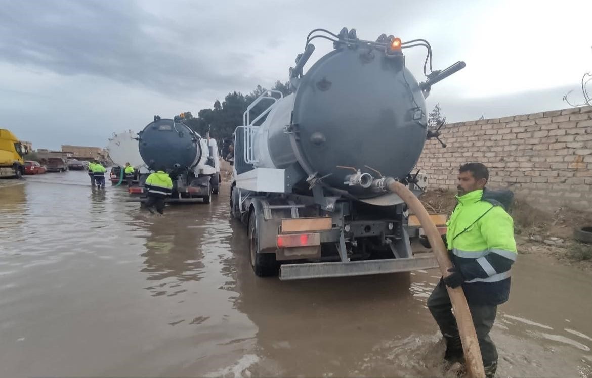 جهود مكثفة في طرابلس لتصريف مياه الأمطار من الأحياء والشوارع