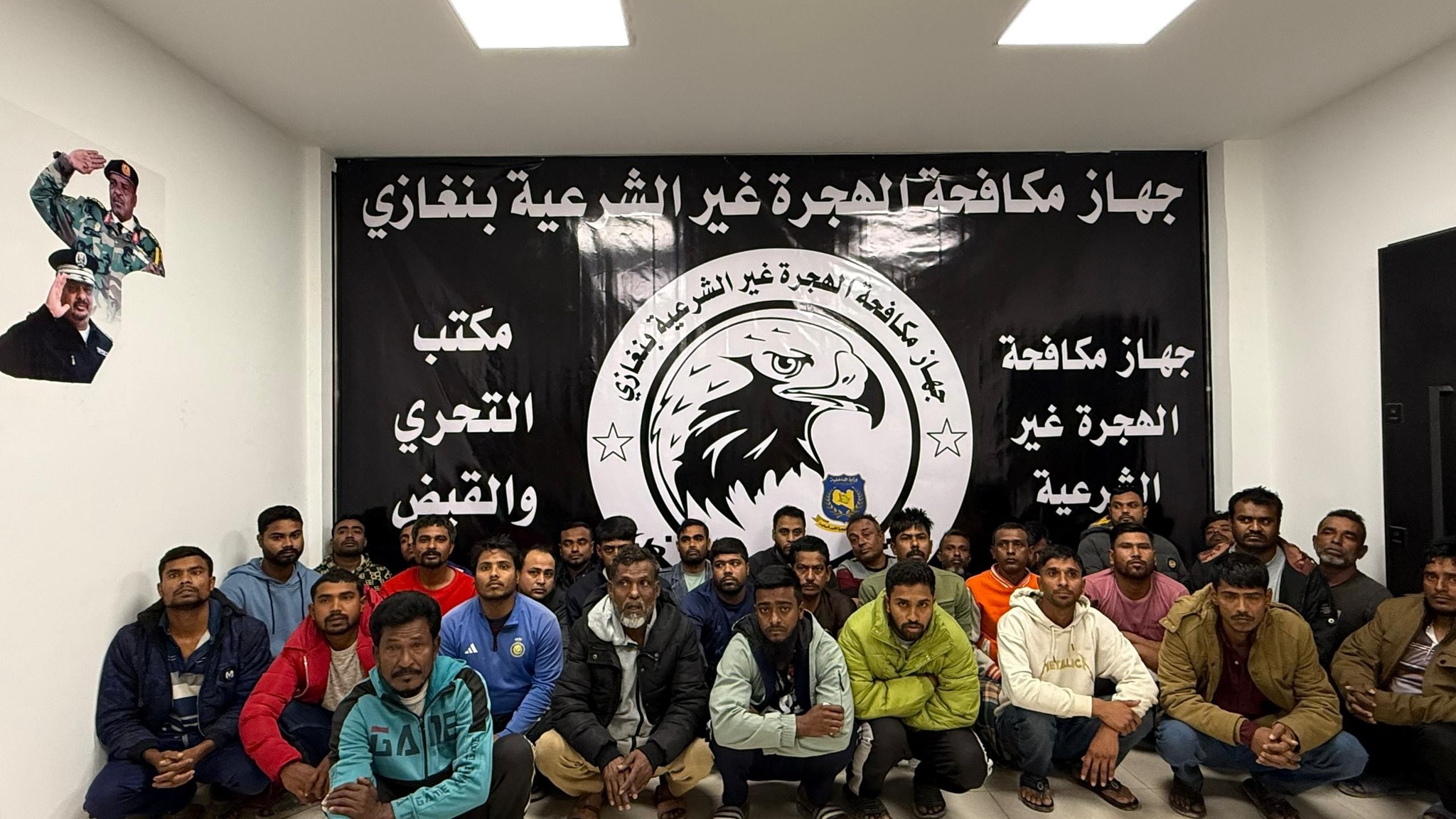 إيقاف 32 مهاجرًا بينهم متهمان بتنسيق عمليات تهريب البشر