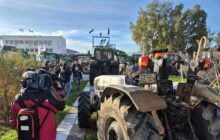 مزارعون وصياديون يونانيين يحاصرون ميناء رئيسي لتحقيق مطالبهم