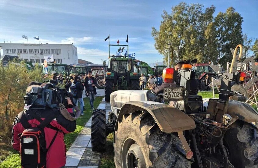 مزارعون وصياديون يونانيين يحاصرون ميناء رئيسي لتحقيق مطالبهم