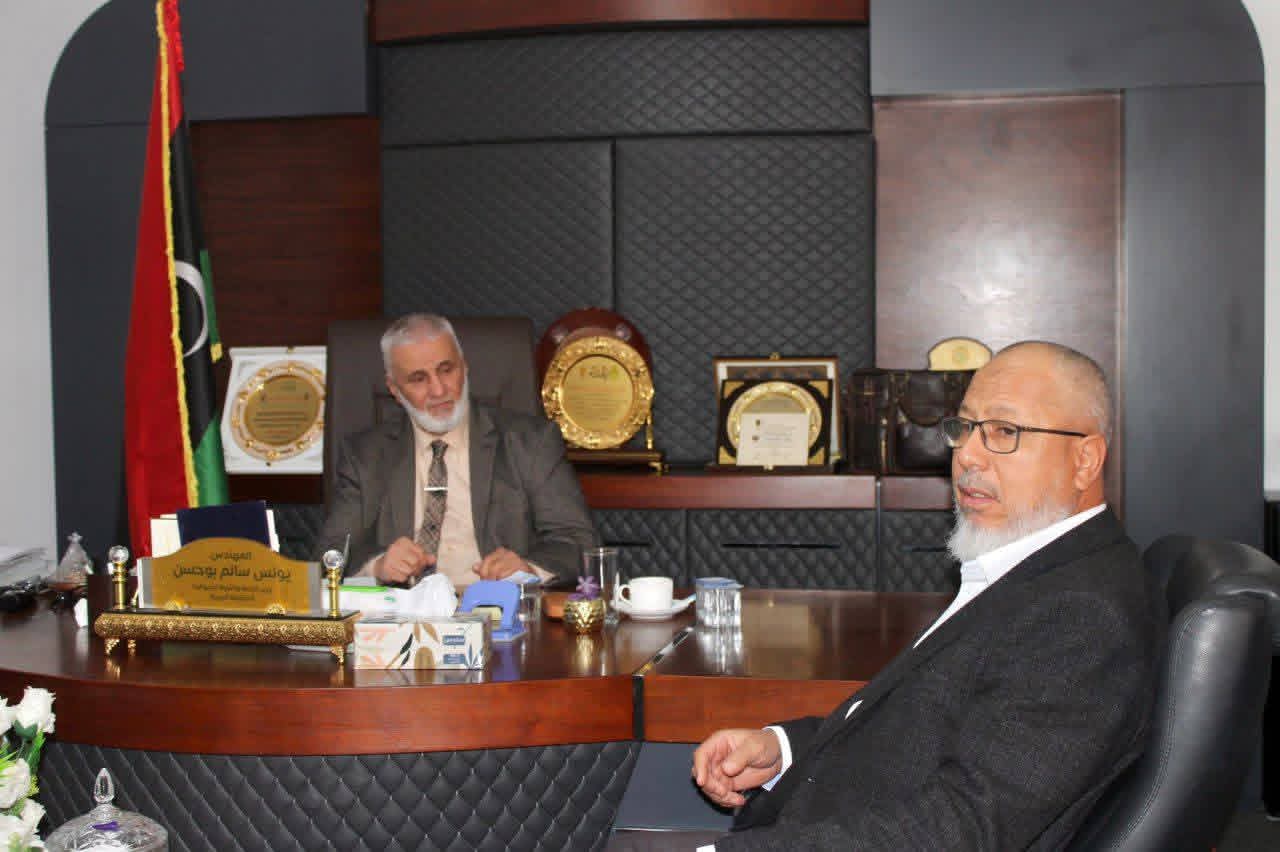 وزير الزراعة يبحث أسباب انتشار سوسة النخيل الحمراء في أوجلة