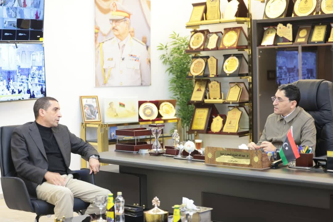 وزير العمل يبحث مع رئيس جهاز النهر الصناعي الوسطى سبل التعاون المشترك 