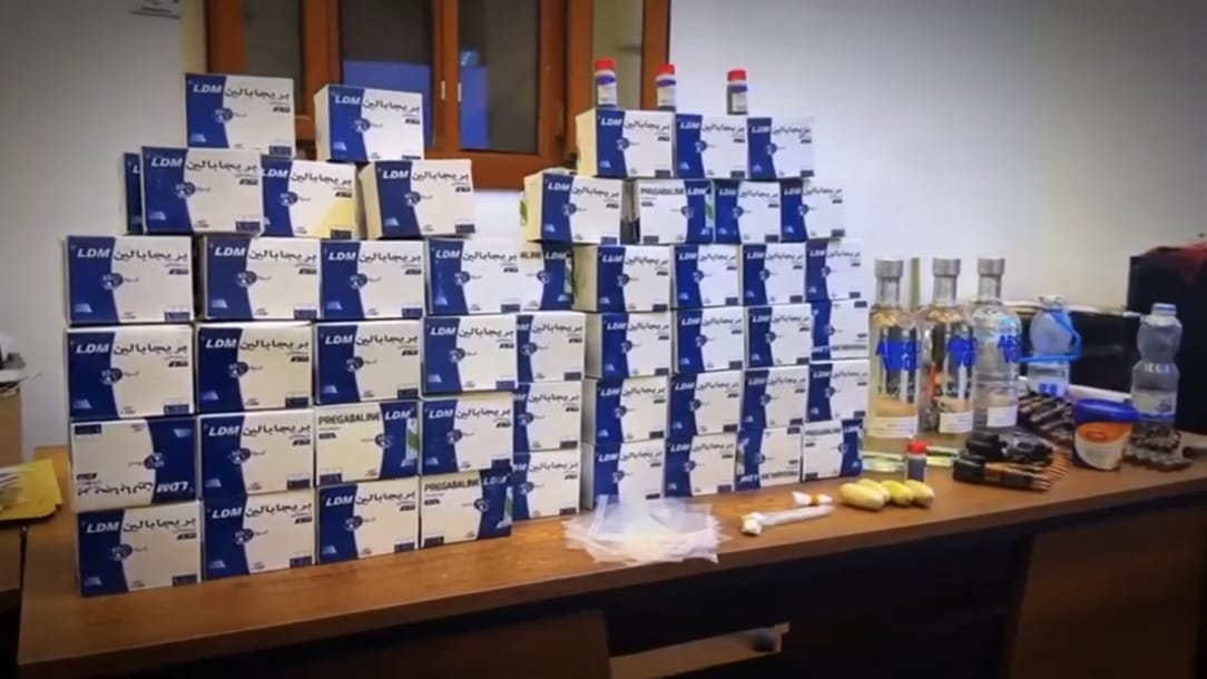 ضبط مطلوب بحوزته كوكايين وآلاف الأقراص المخدّرة في سبها