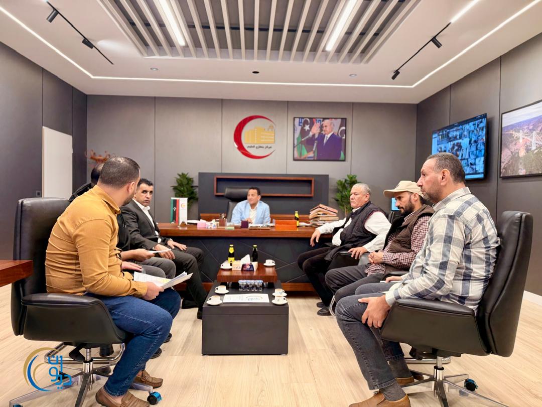 اجتماع موسّع لبحث التحديات الإدارية والوظيفية في مركز بنغازي الطبي