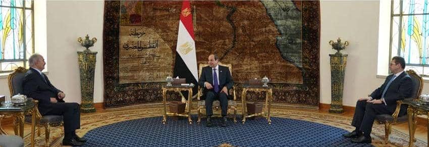 القائد العام للقوات المسلحة يصل القاهرة ويجتمع بالرئيس المصري 