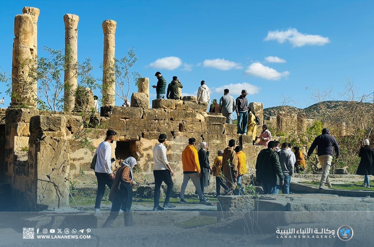 طلاب معهد السياحة ببنغازي يزورون مدينة «طلميثة» الأثرية
