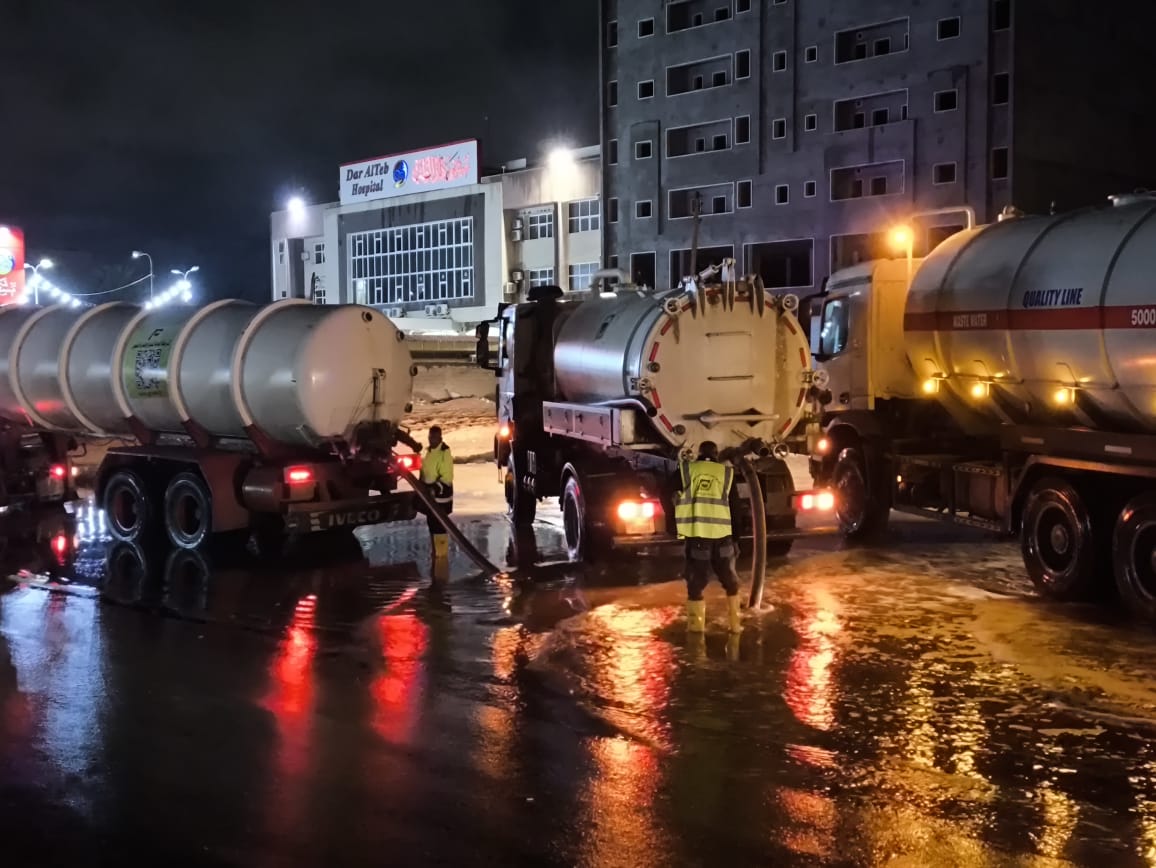 شركة المياه تواصل جهودها للتعامل مع غزارة الأمطار في مختلف المدن