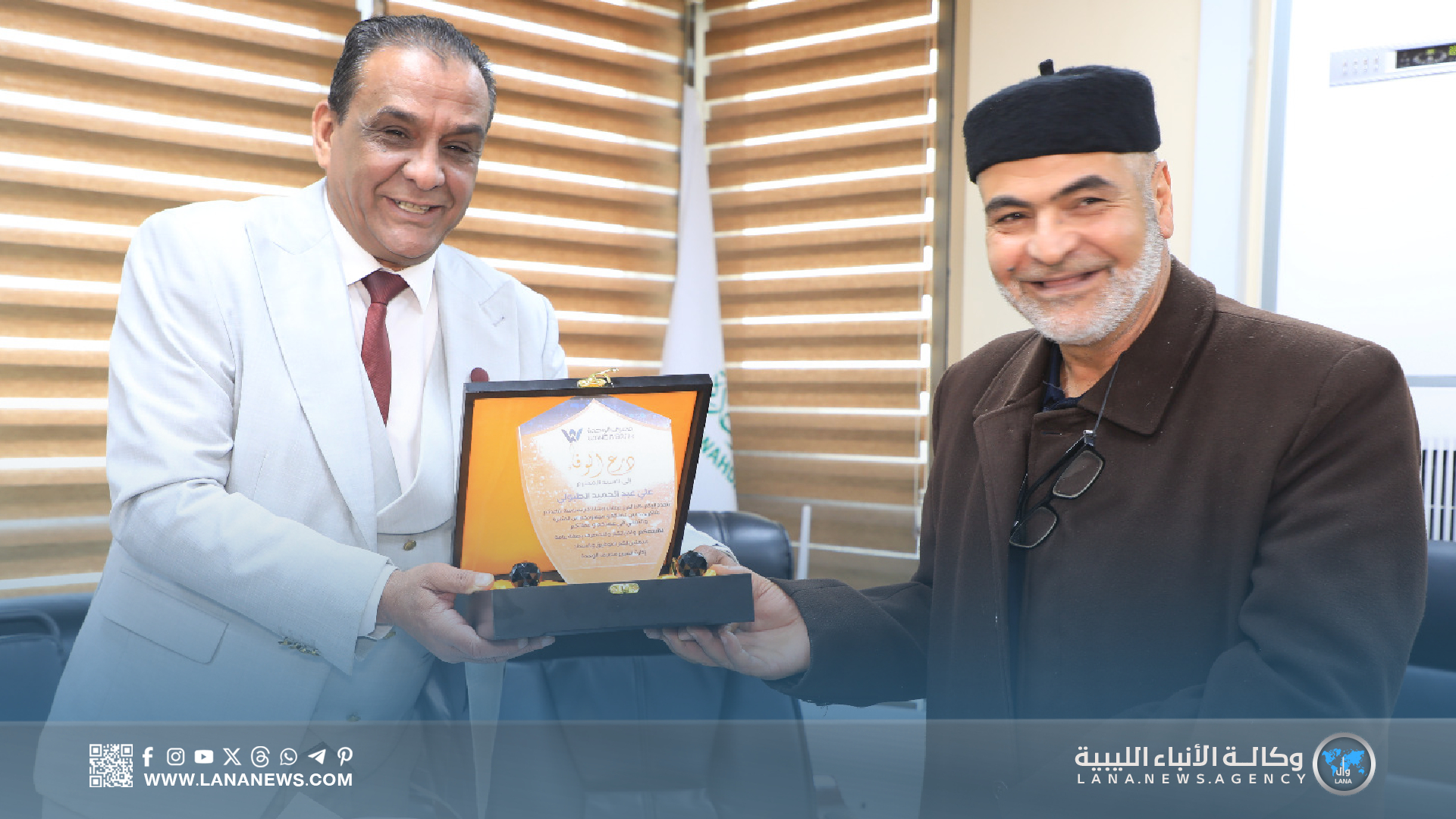 مصرف الوحدة ببنغازي يكرم أحد موظفيه تقديرا لمسيرته المهنية