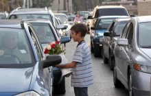 شوارع ليبيا.. باقات زهور وطفولة ضائعة