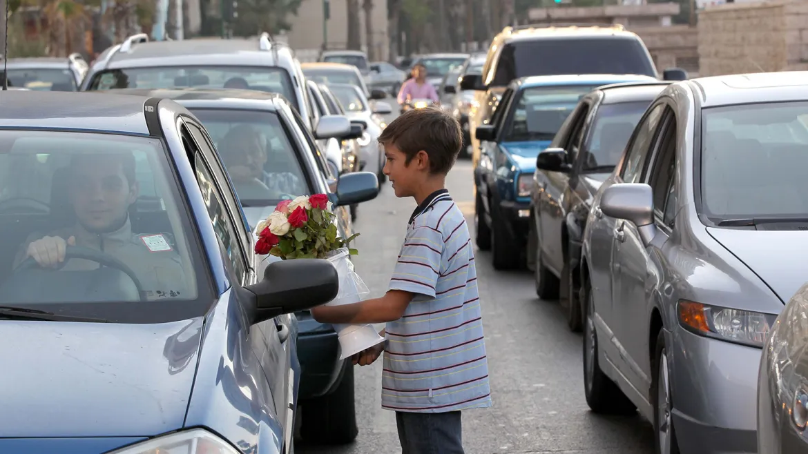 شوارع ليبيا.. باقات زهور وطفولة ضائعة