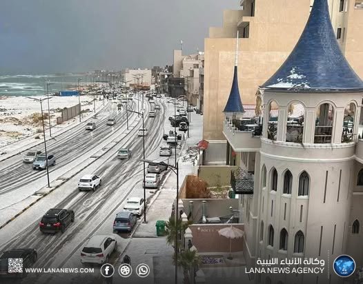 في ظاهرة غير معتادة في العاصمة .. الثلوج تغطي شوارع أحياء طرابلس