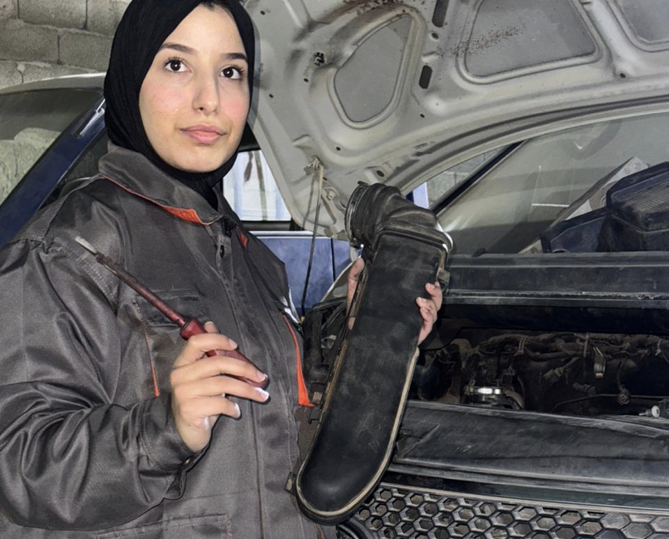 روان أبو عائشة .. فتاة ليبية تصنع النجاح في عالم الميكانيكا