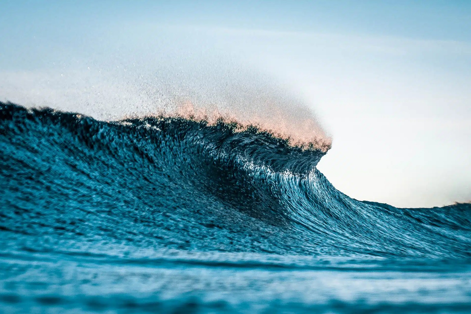 الأرصاد تحذر من رياح قوية وأمواج عالية على طول السواحل الليبية