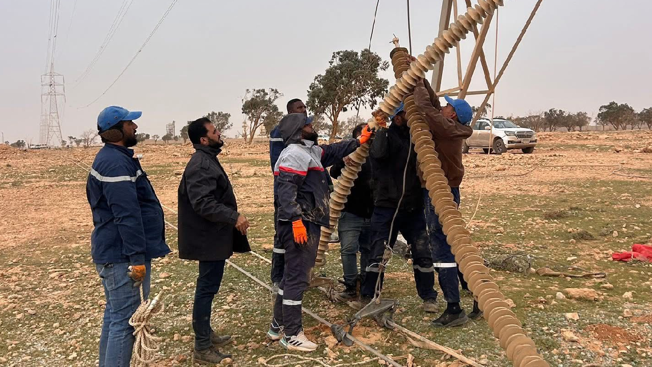 وزارة الكهرباء تواصل صيانة الشبكة المتضررة من العاصفة