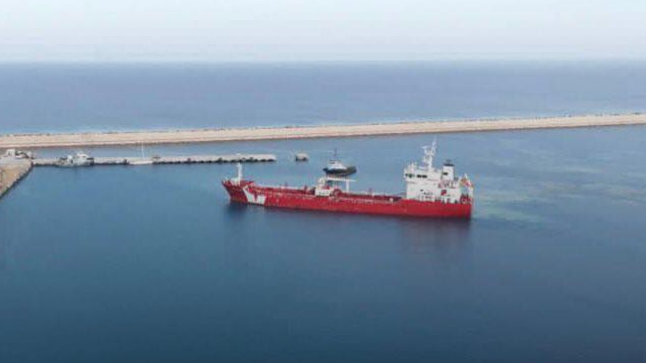 وصول السفينة إيفر بلانس إلى ميناء سرت بشحنة بيتومين