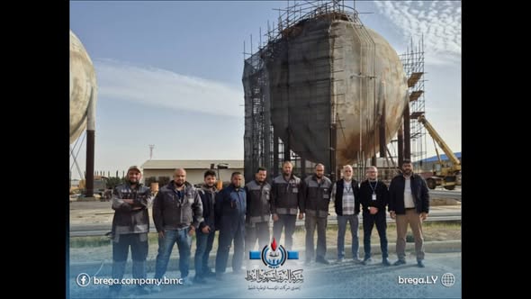 رئيس شركة البريقة يتابع أعمال صيانة خزانات الغاز بمستودع طرابلس النفطي