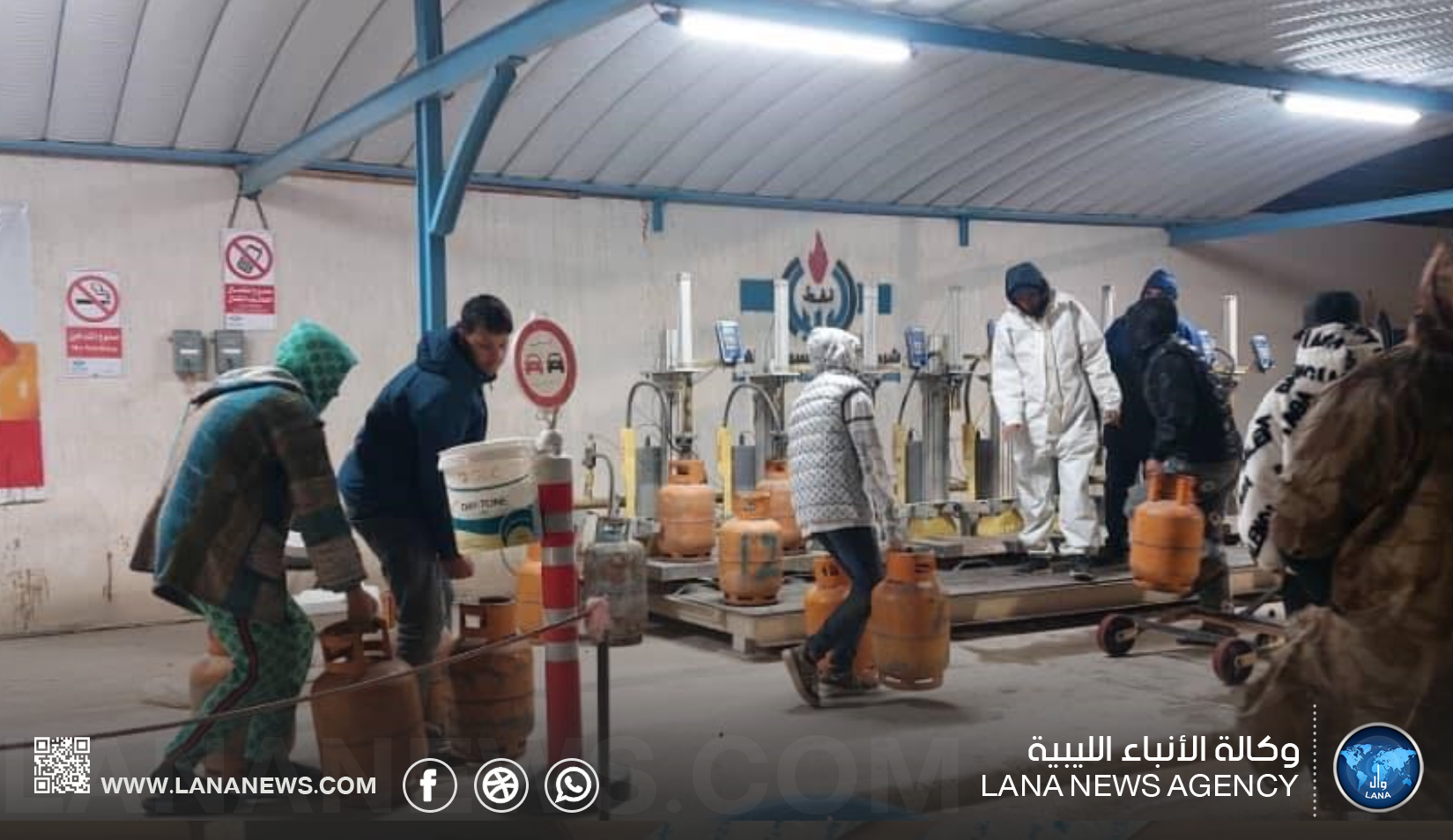 البريقة تواصل تعبئة غاز الطهي ليلا خلال شهر رمضان