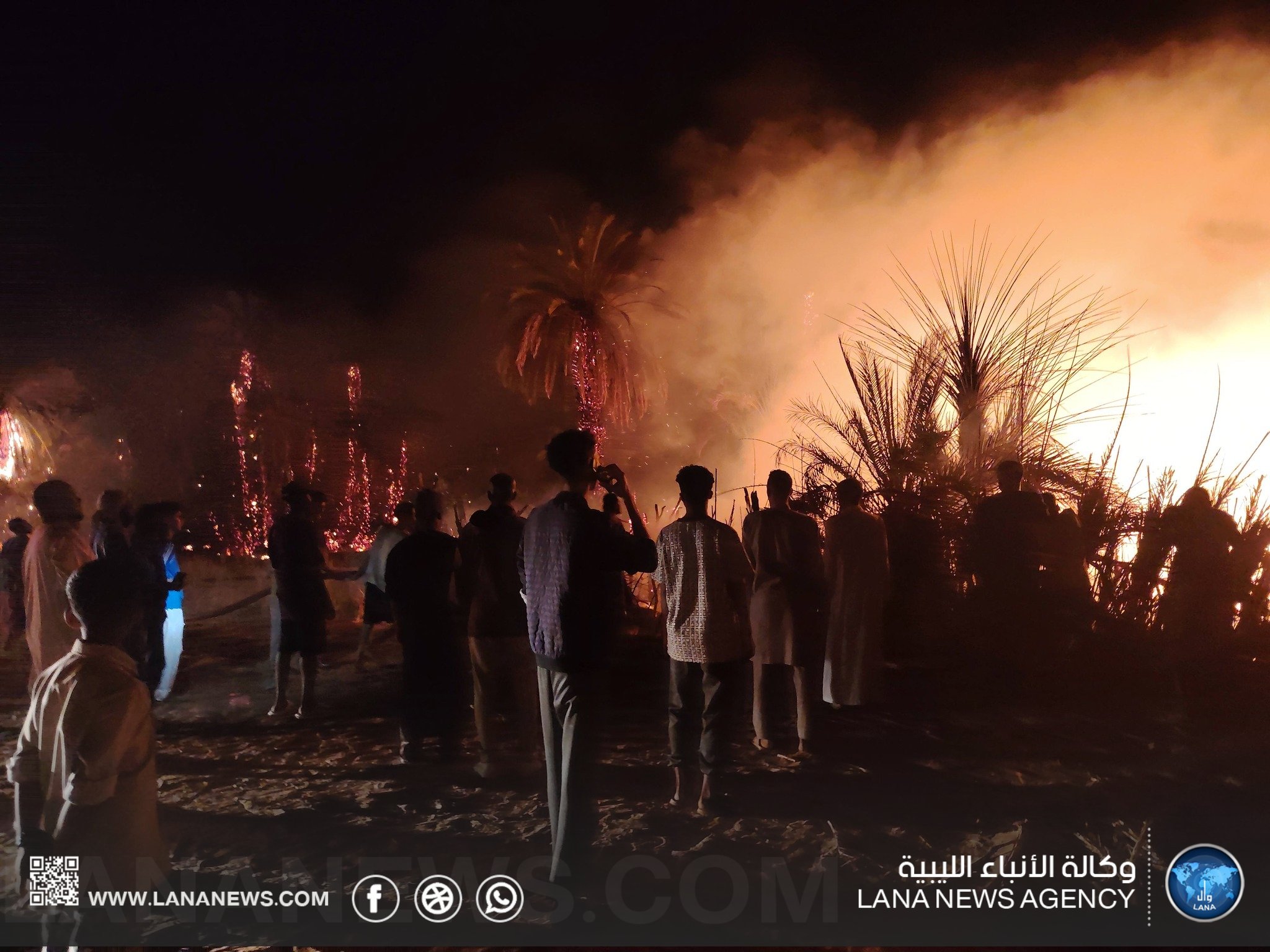 السيطرة على حريق بمزارع في ضواحي مدينة غات