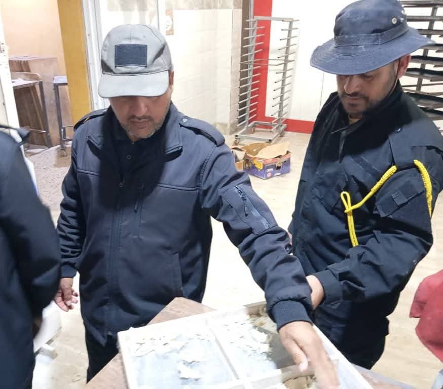 الحرس البلدي سرت يضبط مخالفات صحية وقانونية بالمحال التجارية