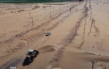 إزالة كميات كبيرة من الرمال تراكمت على طرق حيوية بالجنوب