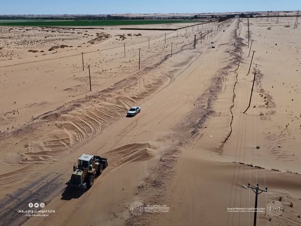إزالة كميات كبيرة من الرمال تراكمت على طرق حيوية بالجنوب