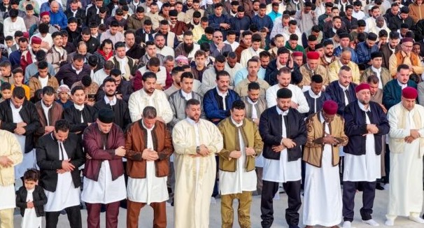 أهالي بنغازي يؤدون صلاة عيد الفطر وسط أجواء إيمانية