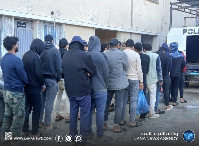 ترحيل 60 مهاجراً مصرياً وبنغلاديشياً من مدينة البيضاء