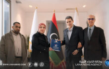 استلام النسخة الأولى من معايير اعتماد المؤسسات الصحية