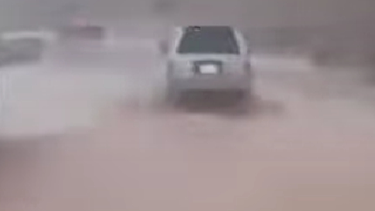 جريان سيول غرب طبرق وتحذيرات من تنقلات غير ضرورية