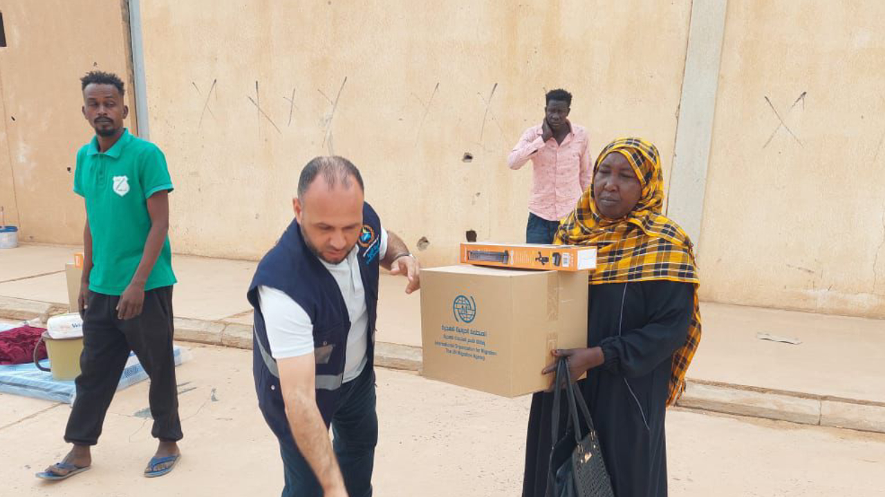 توزيع مساعدات على اللاجئين السودانيين في سبها