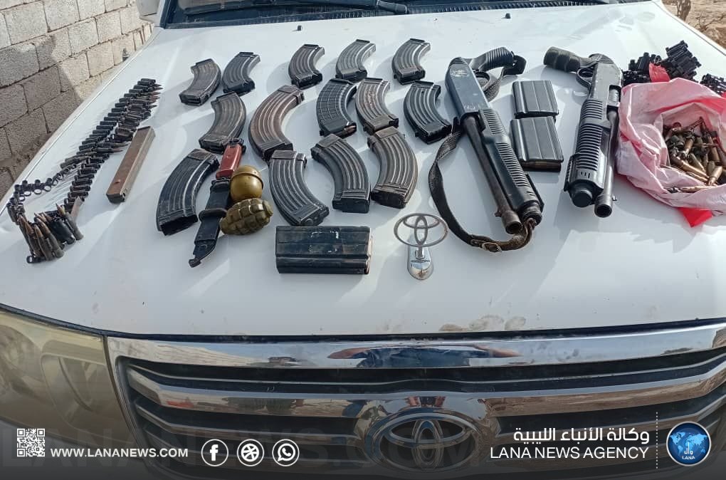 ضبط أسلحة وذخيرة بحوزة مهربين وافدين في مدينة طبرق