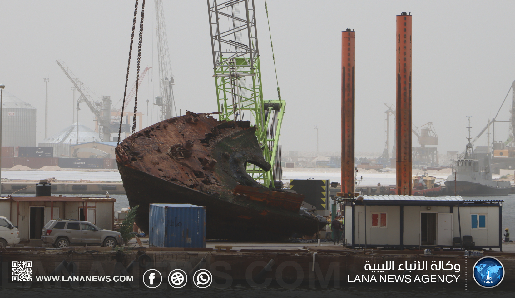 إزالة عائق بحري ضخم من القاعدة البحرية ببنغازي