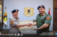 نائب القائد العام يُكرّم مدير إدارة الشهداء والجرحى والمفقودين تقديرًا لمسيرته العسكرية
