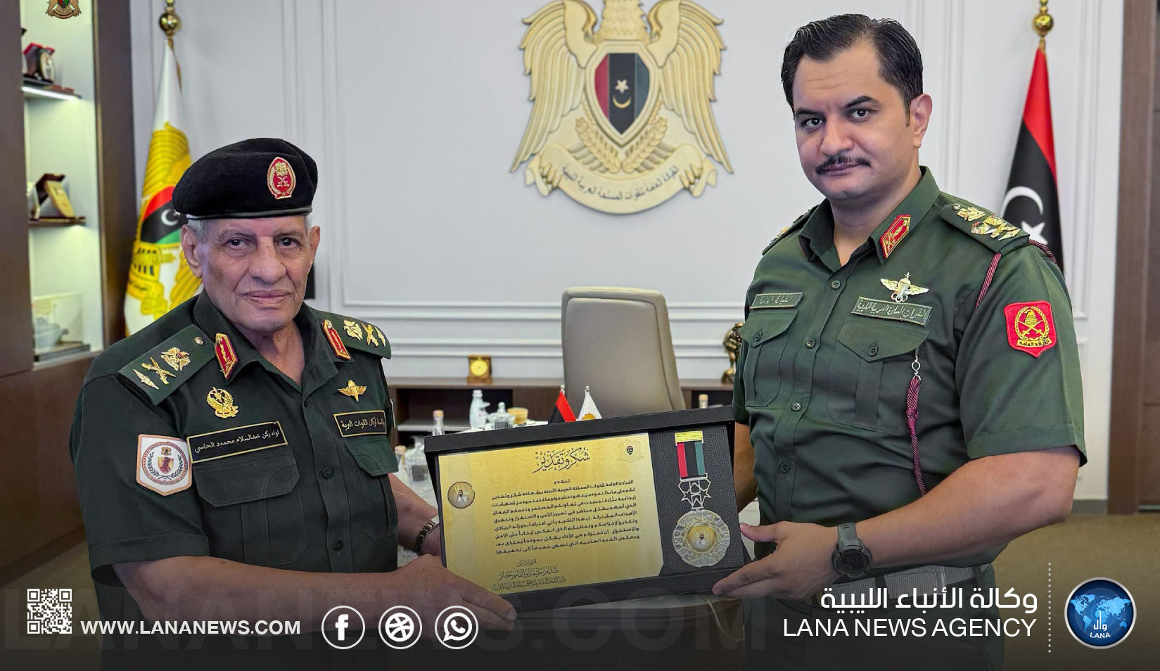 نائب القائد العام يُكَرِّم اللواء عبدالسلام الحاسي لجهوده في خدمة القوات المسلحة