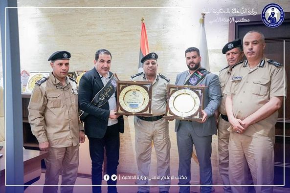 بنغازي| تقديم نوط الشجاعة للسيد وزير الداخلية بالحكومة الليبية ووكيل الوزارة