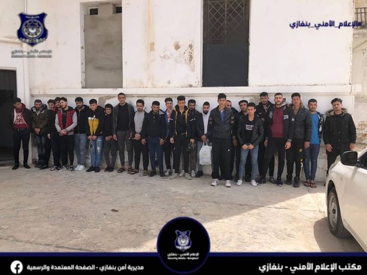 الجنائي بنغازي يلقي القبض على مهربي البشر إلى إيطاليا