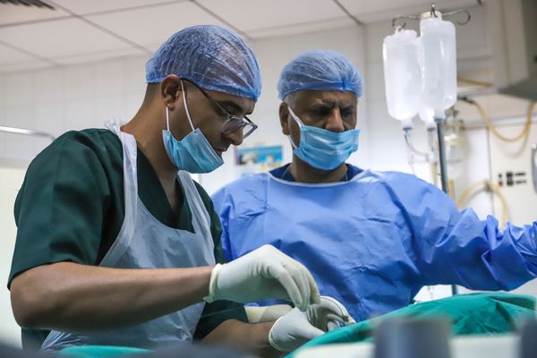 مركز الجراحات التخصصية بنغازي يجري عمليات جراحية دقيقة