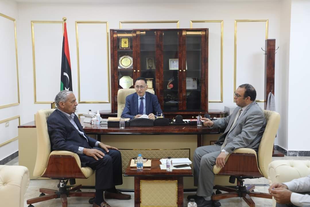 وزير الاقتصاد يطالب جهات الاختصاص بتحديد سعر رغيف الخبز