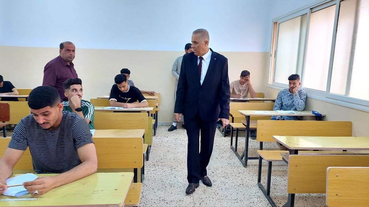 مراقب تعليم الأبيار يتفقد لجان الامتحانات النهائية للشهادة الثانوية