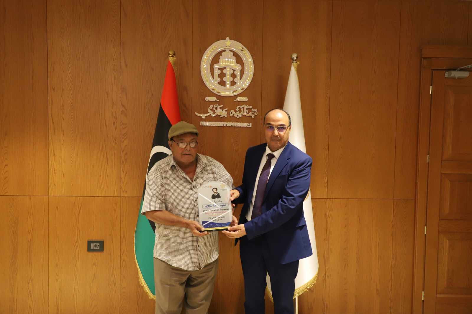 وفد من اللجنة العليا لمهرجان بنغازي للفنون المسرحية يكرم عميد بلديه بنغازي