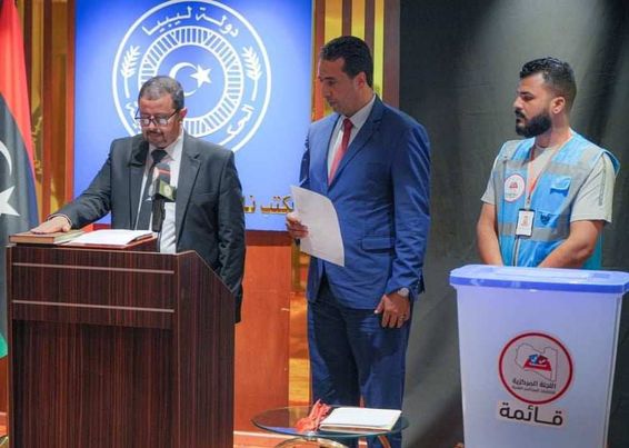 أداء اليمين القانونية لأعضاء المجلس البلدي البيضاء المنتخب أمام رئيس الوزراء