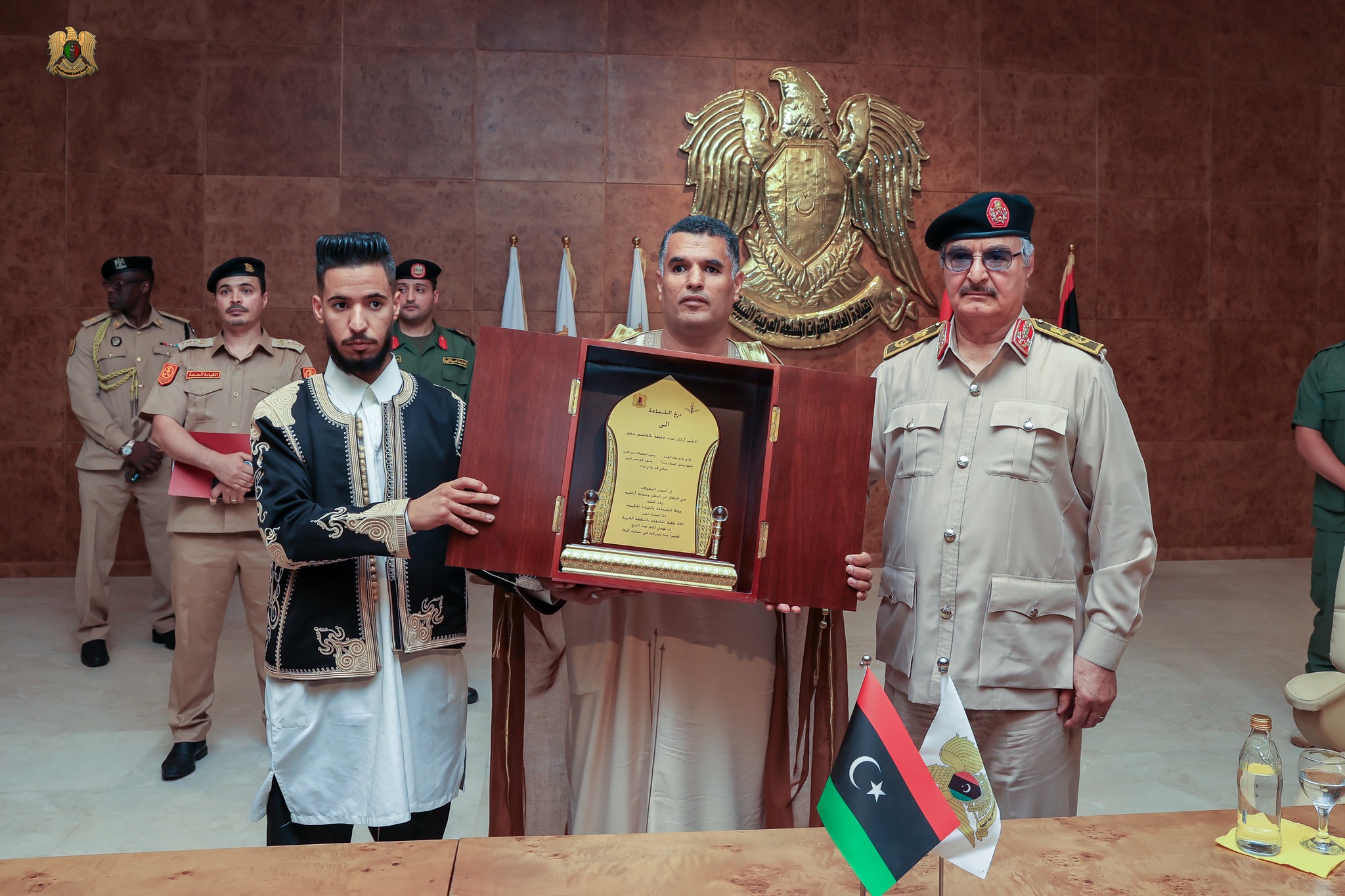 حفتر يستقبل وفدًا من مشائخ وأساتذة وطلبة الجامعات ورؤساء الاتحادات الطلابية بالمنطقة الغربية