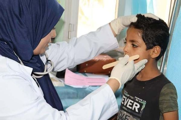 المرافق الصحية تُواصل إجراء الكشوفات الطبية لتلاميذ الصف الأول الابتدائي