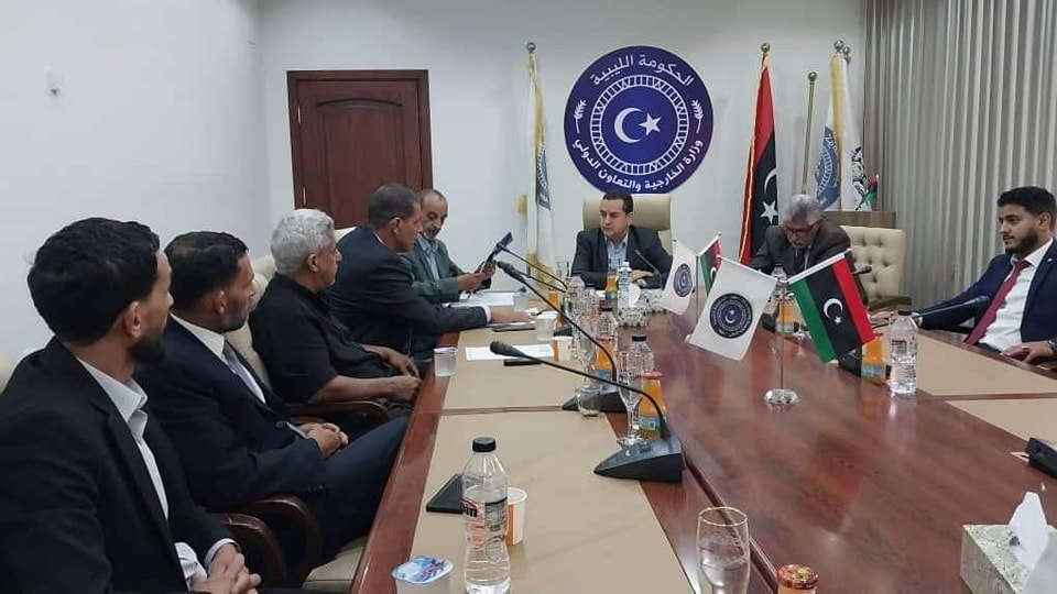 الحويج يجتمع مع عدد من الموظفين بوزارة الخارجية التابعين لمكتب الجبل الأخضر