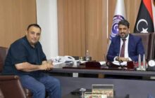 فريق فني مختص لإنهاء مشكلة إنخفاض الجهد ببلدية أوجلة ينهي عمله