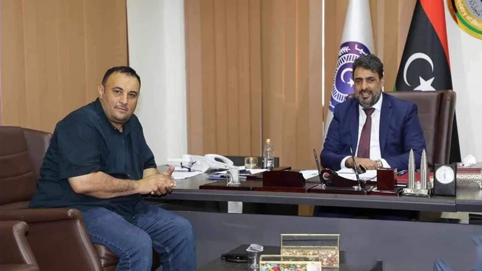فريق فني مختص لإنهاء مشكلة إنخفاض الجهد ببلدية أوجلة ينهي عمله