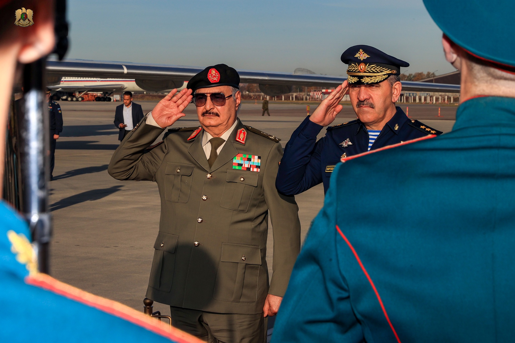 القائد العام يصل إلى موسكو لإجراء محادثات حول تطورات الأوضاع في ليبيا