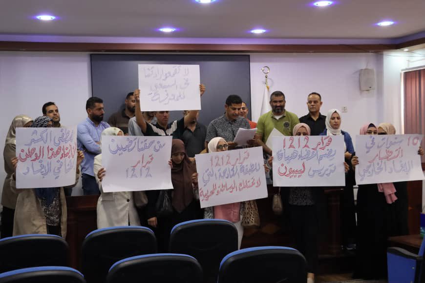 أعضاء هيئة تدريس بالجامعات يعتصمون احتجاجاً على تجاهل مطالبهم المشروعة في إيفادهم للدراسة بالخارج.